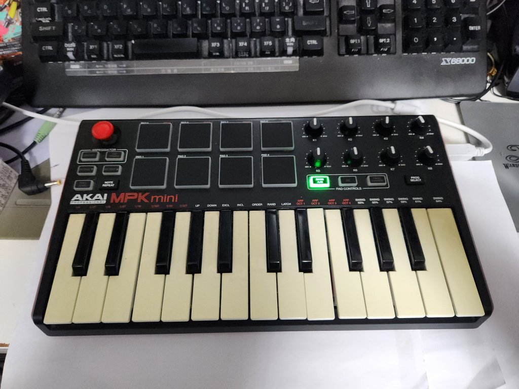 kazx68k's tweet image. My New Gear...! なわけですが、鍵盤が１つ、壊れてます（泣）。その代わりむっちゃ安かったんですけどね。
引いたらあっさり抜けて、根元から折れていることが判明。
ちょっと乱暴に叩いたりしたら折れてしまいそうな造りですね。みんなこんなもん？
プラリペアとかで直るのかな…？ #DTM #AKAI