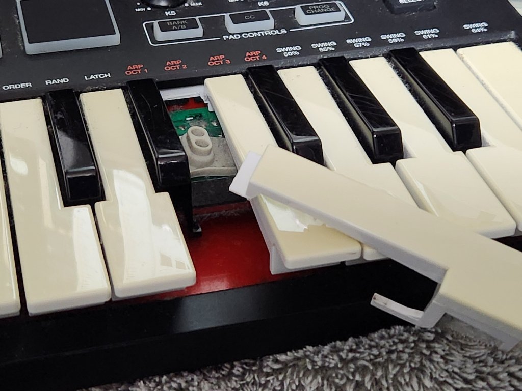 kazx68k's tweet image. My New Gear...! なわけですが、鍵盤が１つ、壊れてます（泣）。その代わりむっちゃ安かったんですけどね。
引いたらあっさり抜けて、根元から折れていることが判明。
ちょっと乱暴に叩いたりしたら折れてしまいそうな造りですね。みんなこんなもん？
プラリペアとかで直るのかな…？ #DTM #AKAI