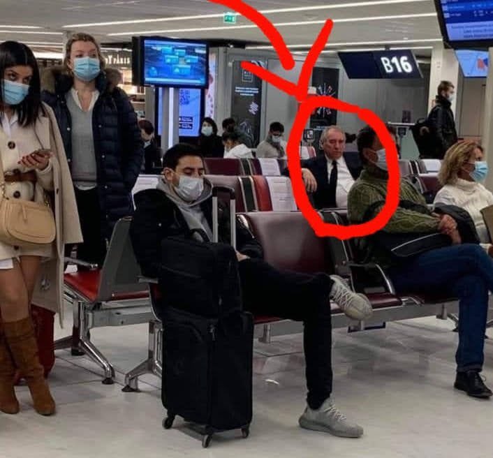 #Bayrou #PremierMinistre, allez on n’oublie pas : pendant qu’il demandait la « vaccination obligatoire » covid pour tous et à injecter en masse les enfants, il se baladait sans masque à l’aéroport d’Orly car il savait que, lui, ne serait pas contrôlé ni mis à l’amende !

⤵️