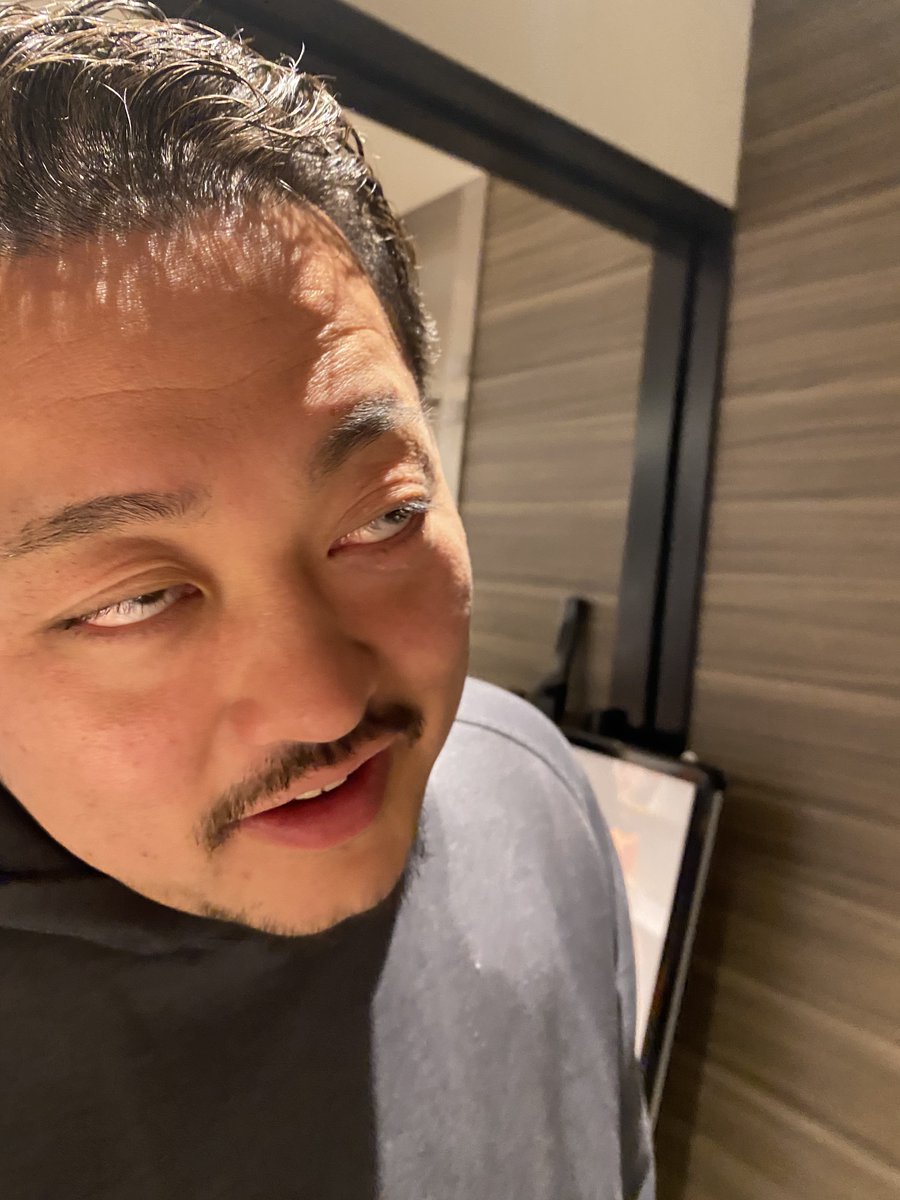 amaterial's tweet image. 飲んでました。この人こう見えてbilo'uってバンドでめちゃくちゃ良いベース弾きます。