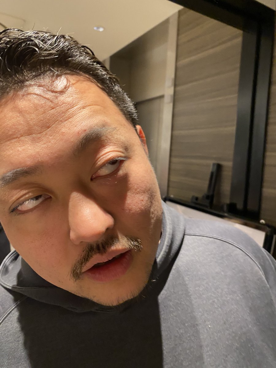 amaterial's tweet image. 飲んでました。この人こう見えてbilo'uってバンドでめちゃくちゃ良いベース弾きます。