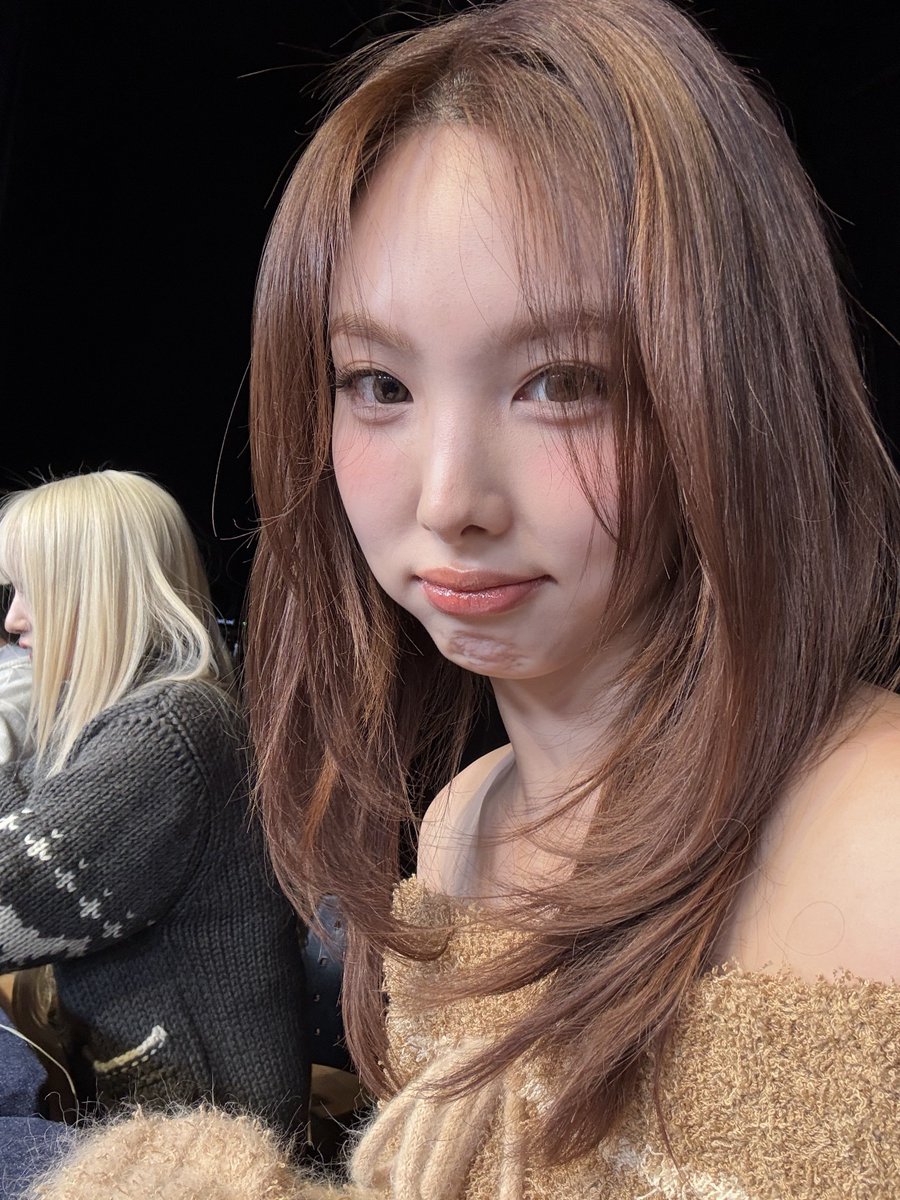 inysbbl's tweet photo. [🐰📸] • 241213 https://t.co/dhbeio5LoD