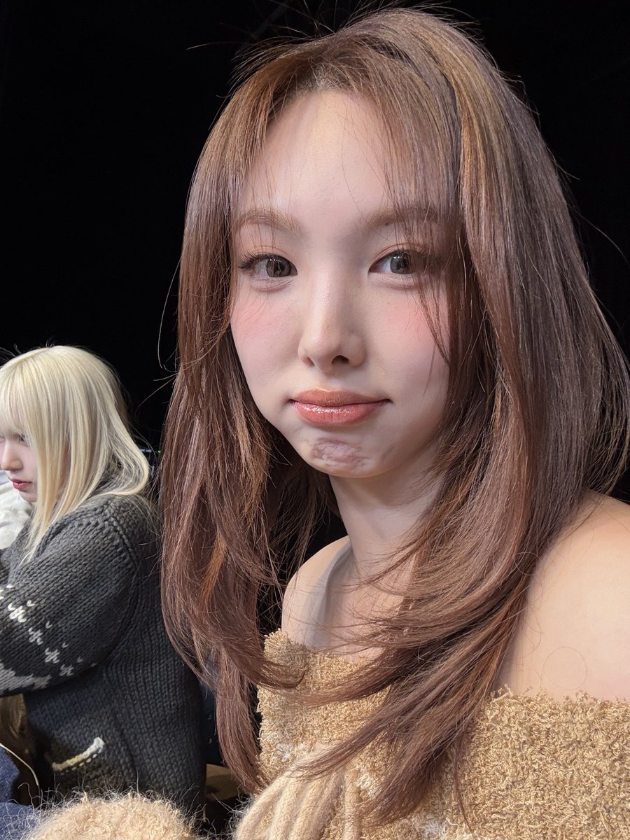 inysbbl's tweet photo. [🐰📸] • 241213 https://t.co/dhbeio5LoD