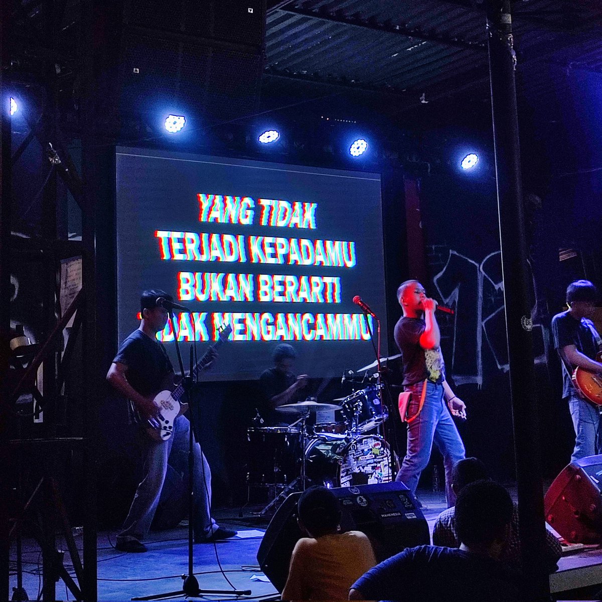 ASSurakarta1923's tweet photo. @lastroots_ live gigs, organize by @pagarhijaumnhn x @bondrodjorecords ✊🏼✊🏼 https://t.co/5IHITdqY33