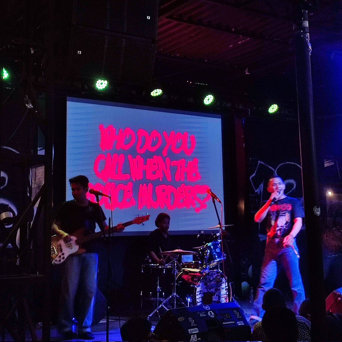 ASSurakarta1923's tweet photo. @lastroots_ live gigs, organize by @pagarhijaumnhn x @bondrodjorecords ✊🏼✊🏼 https://t.co/5IHITdqY33