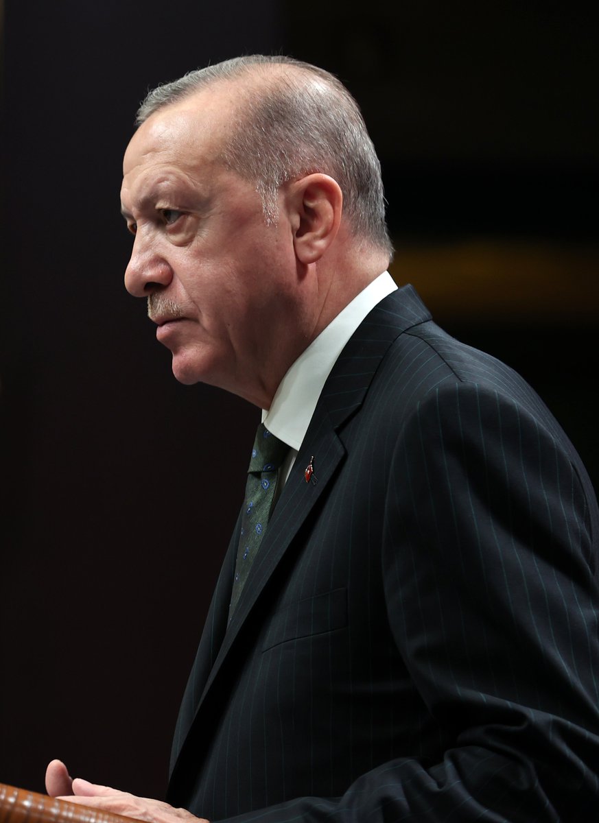 🗣️AKP Genel Başkanı Erdoğan:

"Suriyeli, Afgan ve yabancılara düşmanlık üzerinden siyaset yapanların varlık sebepleri ortadan kalktığına göre, millete ne diyeceklerini merak ediyoruz."