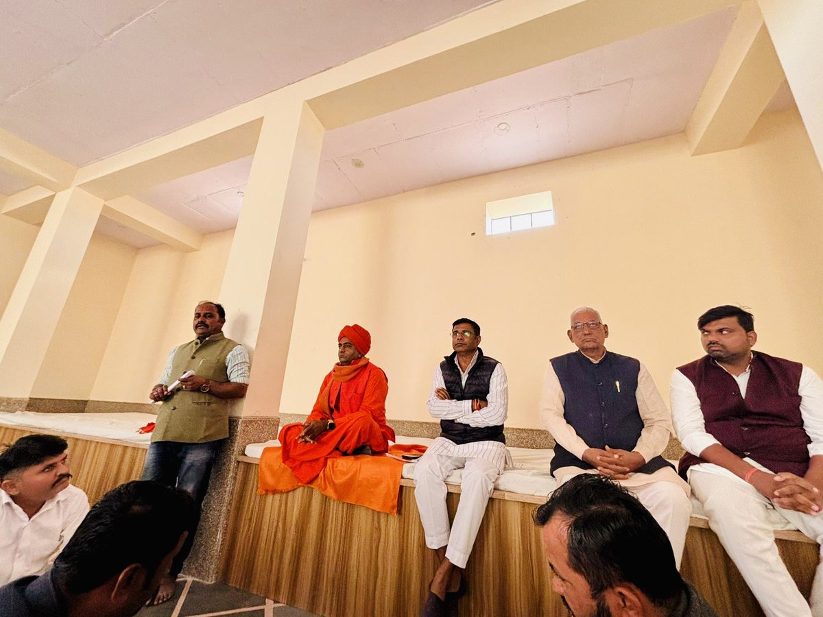 prem_od's tweet photo. प्रदेश सरकार के एक वर्ष स्वर्णिम पूर्ण होने पर आगामी 17 दिसंबर को जयपुर में होने वाले कार्यक्रम लेकर आज विधायक जन संपर्क कार्यालय पोकरण में विधायक प्रताप पूरी जी के सानिध्य में भाजपा कार्यकर्ताओं की बैठक लेकर जयपुर चलने का आह्वान किया@BhajanlalBjp @madanrrathore @PratapPuriJi https://t.co/eIRMBV5IAA