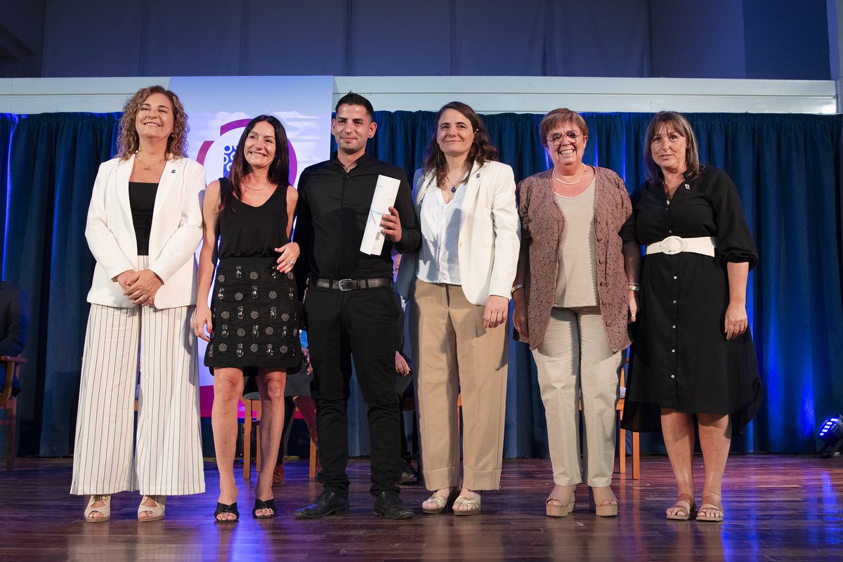 TimRemixCba's tweet photo. Con orgullo soy el primer graduado de mi familia! Famila con mi viejo que laburo toda su vida en el campo y mi vieja limpio toda su vida casas. ❤️❤️ https://t.co/boiAeLPfMg