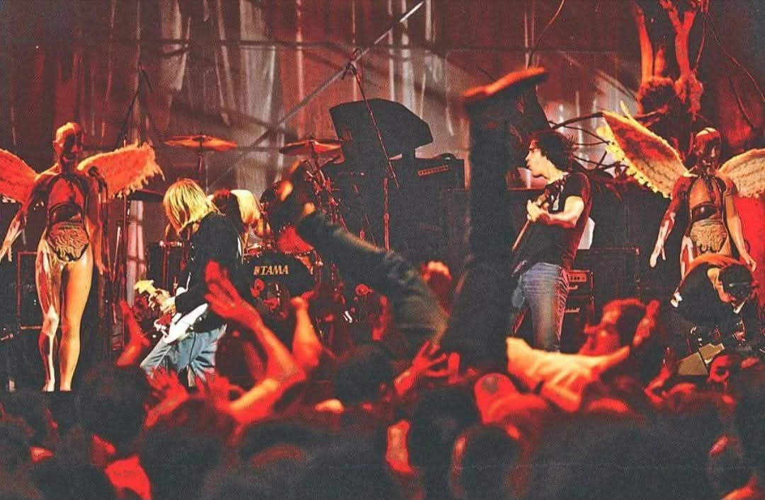 Claugrunge's tweet photo. Kurt Cobain #Nirvana December 13, 1993, Pier 48 (MTV Live and Loud), Seattle, WA, US https://t.co/rai6KCZ5FK