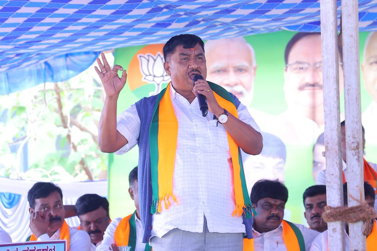 BJP4Karnataka's tweet photo. ಹಿಂದುಳಿದ ವರ್ಗಗಳ ನಿಗಮಗಳಿಗೆ ಅನುದಾನ ಬಿಡುಗಡೆಗೆ ಒತ್ತಾಯಿಸಿ ಬಿಜೆಪಿ ಹಿಂದುಳಿದ ವರ್ಗಗಳ ಮೋರ್ಚಾದ ವತಿಯಿಂದ ಇಂದು ಫ್ರೀಡಂ ಪಾರ್ಕ್‌ನಲ್ಲಿ ಬೃಹತ್ ಪ್ರತಿಭಟನೆ ನಡೆಯಿತು.

ಪ್ರತಿಭಟನೆಯಲ್ಲಿ ಒಬಿಸಿ ಮೋರ್ಚಾ ರಾಜ್ಯಾಧ್ಯಕ್ಷರಾದ ಶ್ರೀ ರಘು ಕೌಟಿಲ್ಯ, ಮಾಜಿ ಶಾಸಕರಾದ ಶ್ರೀ ಎಂ.ಡಿ. ಲಕ್ಷ್ಮೀನಾರಾಯಣ್, ಬಿಜೆಪಿ ಹಿಂದುಳಿದ ವರ್ಗಗಳ ಮೋರ್ಚಾ ರಾಜ್ಯ ಪ್ರಧಾನ ಕಾರ್ಯದರ್ಶಿಗಳಾದ ಶ್ರೀ ಬಿ. ಸೋಮಶೇಖರ್, ರಾಜ್ಯ ಉಪಾಧ್ಯಕ್ಷರಾದ ಶ್ರೀ ಬಿ. ಗೋವಿಂದರಾಜು, ಬೆಂಗಳೂರು ಉತ್ತರ ಜಿಲ್ಲಾಧ್ಯಕ್ಷರಾದ ಶ್ರೀ ಎಸ್. ಹರೀಶ್, ಬೆಂಗಳೂರು ಕೇಂದ್ರ ಜಿಲ್ಲಾಧ್ಯಕ್ಷರಾದ ಶ್ರೀ ಸಪ್ತಗಿರಿ ಗೌಡ ಮತ್ತು ಬೆಂಗಳೂರು ಮಹಾನಗರದ ಹಿಂದುಳಿದ ವರ್ಗಗಳ ಮೋರ್ಚಾದ ಪದಾಧಿಕಾರಿಗಳು, ಪ್ರಮುಖರು ಮತ್ತು ಕಾರ್ಯಕರ್ತರು ಉಪಸ್ಥಿತರಿದ್ದರು.

#CongressFailsKarnataka