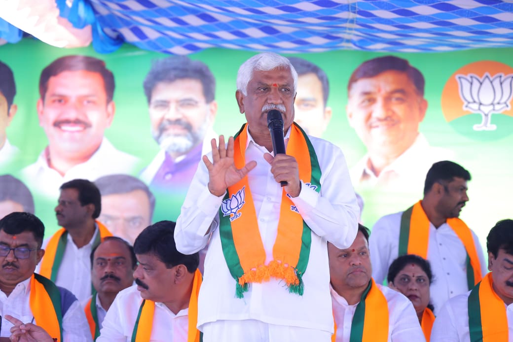 BJP4Karnataka's tweet photo. ಹಿಂದುಳಿದ ವರ್ಗಗಳ ನಿಗಮಗಳಿಗೆ ಅನುದಾನ ಬಿಡುಗಡೆಗೆ ಒತ್ತಾಯಿಸಿ ಬಿಜೆಪಿ ಹಿಂದುಳಿದ ವರ್ಗಗಳ ಮೋರ್ಚಾದ ವತಿಯಿಂದ ಇಂದು ಫ್ರೀಡಂ ಪಾರ್ಕ್‌ನಲ್ಲಿ ಬೃಹತ್ ಪ್ರತಿಭಟನೆ ನಡೆಯಿತು.

ಪ್ರತಿಭಟನೆಯಲ್ಲಿ ಒಬಿಸಿ ಮೋರ್ಚಾ ರಾಜ್ಯಾಧ್ಯಕ್ಷರಾದ ಶ್ರೀ ರಘು ಕೌಟಿಲ್ಯ, ಮಾಜಿ ಶಾಸಕರಾದ ಶ್ರೀ ಎಂ.ಡಿ. ಲಕ್ಷ್ಮೀನಾರಾಯಣ್, ಬಿಜೆಪಿ ಹಿಂದುಳಿದ ವರ್ಗಗಳ ಮೋರ್ಚಾ ರಾಜ್ಯ ಪ್ರಧಾನ ಕಾರ್ಯದರ್ಶಿಗಳಾದ ಶ್ರೀ ಬಿ. ಸೋಮಶೇಖರ್, ರಾಜ್ಯ ಉಪಾಧ್ಯಕ್ಷರಾದ ಶ್ರೀ ಬಿ. ಗೋವಿಂದರಾಜು, ಬೆಂಗಳೂರು ಉತ್ತರ ಜಿಲ್ಲಾಧ್ಯಕ್ಷರಾದ ಶ್ರೀ ಎಸ್. ಹರೀಶ್, ಬೆಂಗಳೂರು ಕೇಂದ್ರ ಜಿಲ್ಲಾಧ್ಯಕ್ಷರಾದ ಶ್ರೀ ಸಪ್ತಗಿರಿ ಗೌಡ ಮತ್ತು ಬೆಂಗಳೂರು ಮಹಾನಗರದ ಹಿಂದುಳಿದ ವರ್ಗಗಳ ಮೋರ್ಚಾದ ಪದಾಧಿಕಾರಿಗಳು, ಪ್ರಮುಖರು ಮತ್ತು ಕಾರ್ಯಕರ್ತರು ಉಪಸ್ಥಿತರಿದ್ದರು.

#CongressFailsKarnataka