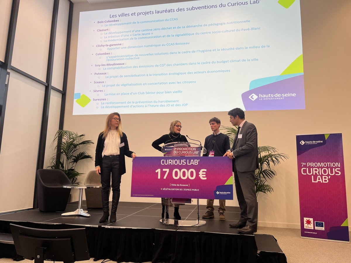 Ville_de_Sceaux's tweet photo. 🌿 Clôture des défis du #CuriousLab !✨

👉Ce matin, les étudiants de l'@IUT_Sceaux ont présenté leur plan de végétalisation pour #Sceaux.

💶Une subvention de 17 000 € a été remise à Claire Vigneron, conseillère municipale, par @hautsdeseinefr pour concrétiser ce projet ! https://t.co/EK83g21muD