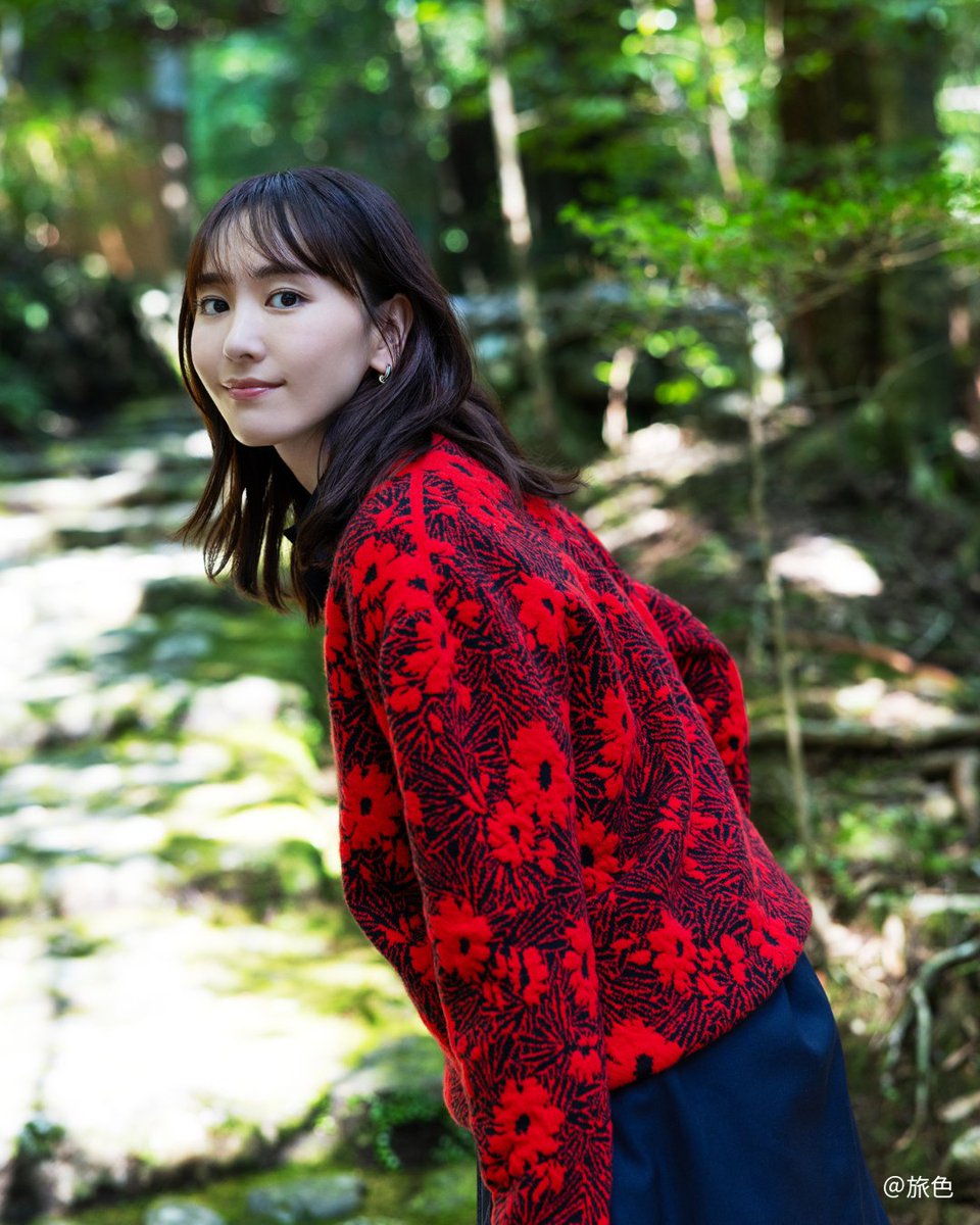 tabiiro's tweet photo. ⋱⚡SNS限定未公開ショット第２弾！⚡⋰
　【月刊旅色2024年12月号📚】

「#海の博物館」で人気のお土産、うなぎのぬいぐるみの顔マネをしてくれました…！👏
（似てる…🫢💙）

━━━━━━━━━━━━━━━━  

▼ 新垣さんのインタビューもミテネ👀📙
https://t.co/wZL2ROEO2Y

━━━━━━━━━━━━━━━━ 

 #旅色 #三重