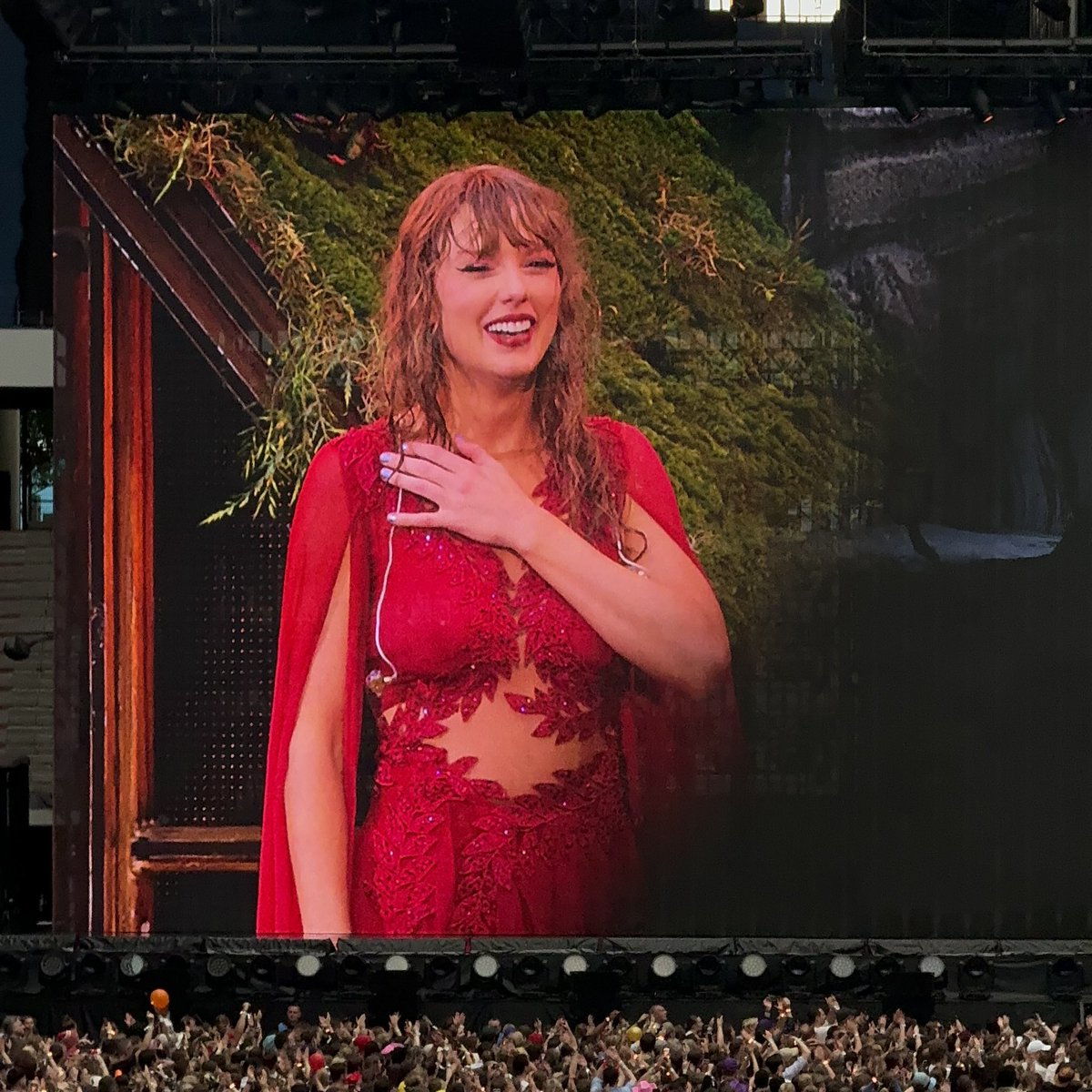 alinalovestay's tweet photo. Happy Birthday Taylor 💗 @taylorswift13 I hope you have the best day 🫶🏻 
#HappyBirthdayTaylor https://t.co/cvybCez5GX