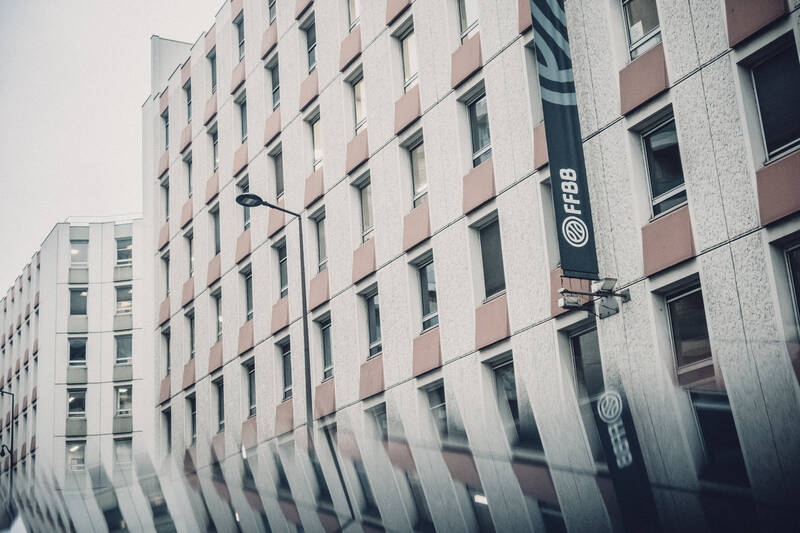 🔴 À la Fédération française de basket-ball (FFBB), des salariés « fracassés et traumatisés » par un management « toxique ». 

📰 Pendant près de deux ans, <a href="/libe/">Libération</a> a enquêté sur les coulisses du « château du 117 » : liberation.fr/sports/a-la-fe…