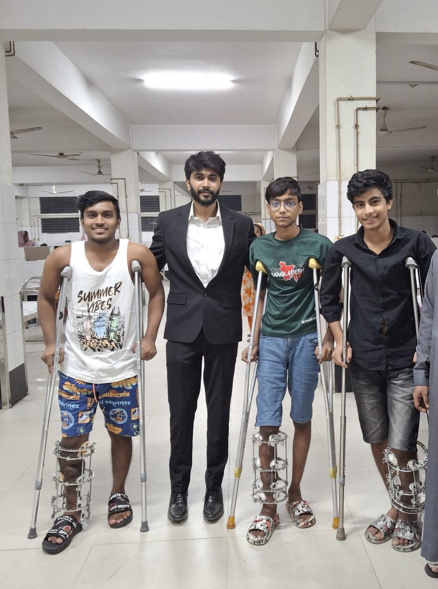 আমার বীর সন্তানেরা

বল মহাবিশ্বের মহাকাশ ফাড়ি
চন্দ্র সূর্য গ্রহ তারা ছাড়ি
ভূলোক দ্যুলোক গোলক ভেদিয়া
খোদার আসন আরশ ছেদিয়া
উঠিয়াছে চির-বিস্ময় আমি বিশ্ববিধাত্রীর! 
-কাজী নজরুল ইসলাম