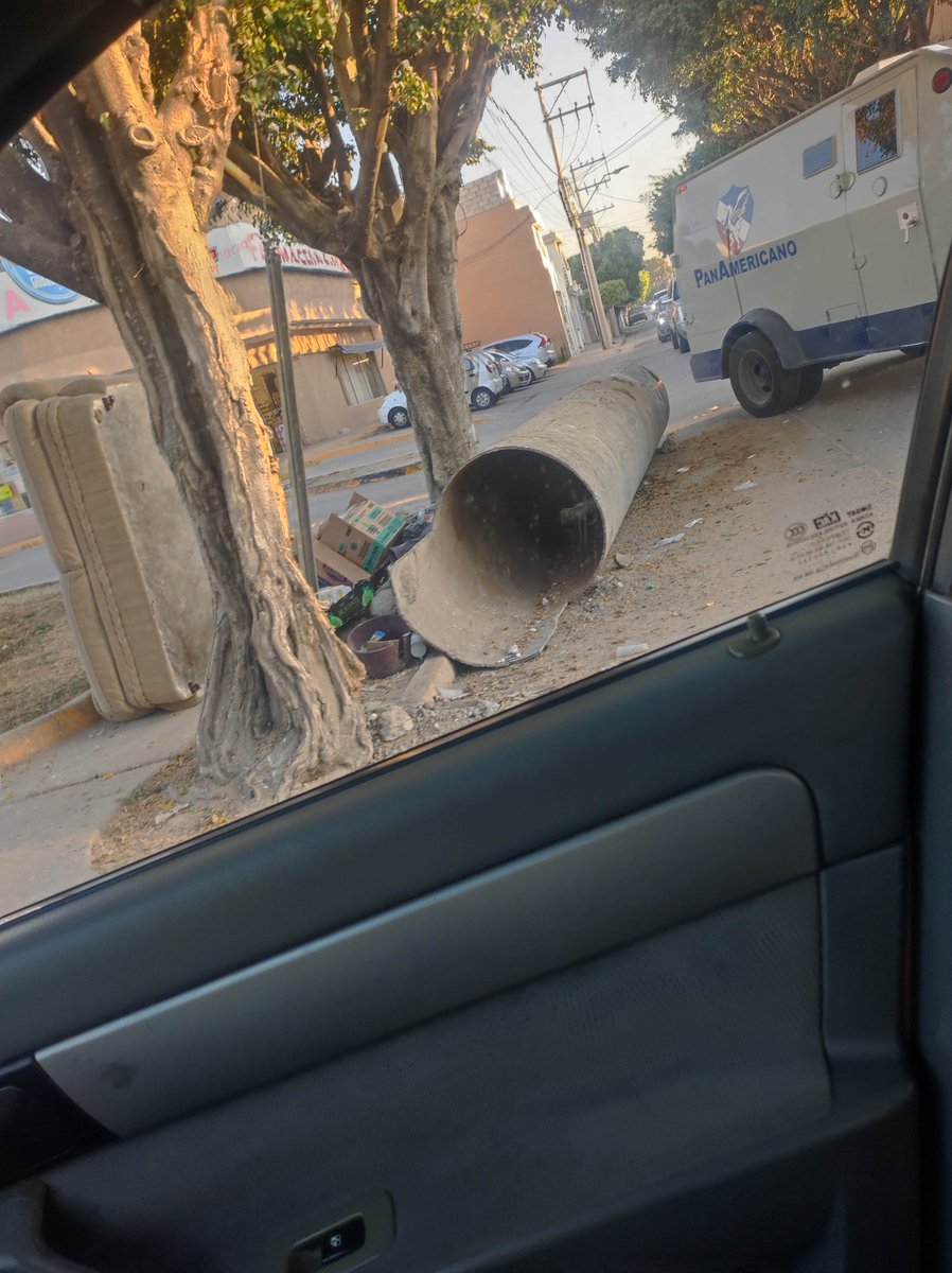 Avallejooo's tweet photo. @Sapalleon tiene varias semanas ese tubo en la glorieta del Mariano Escobedo, está originando basura @SIAP_Leon https://t.co/nbOu500IFO