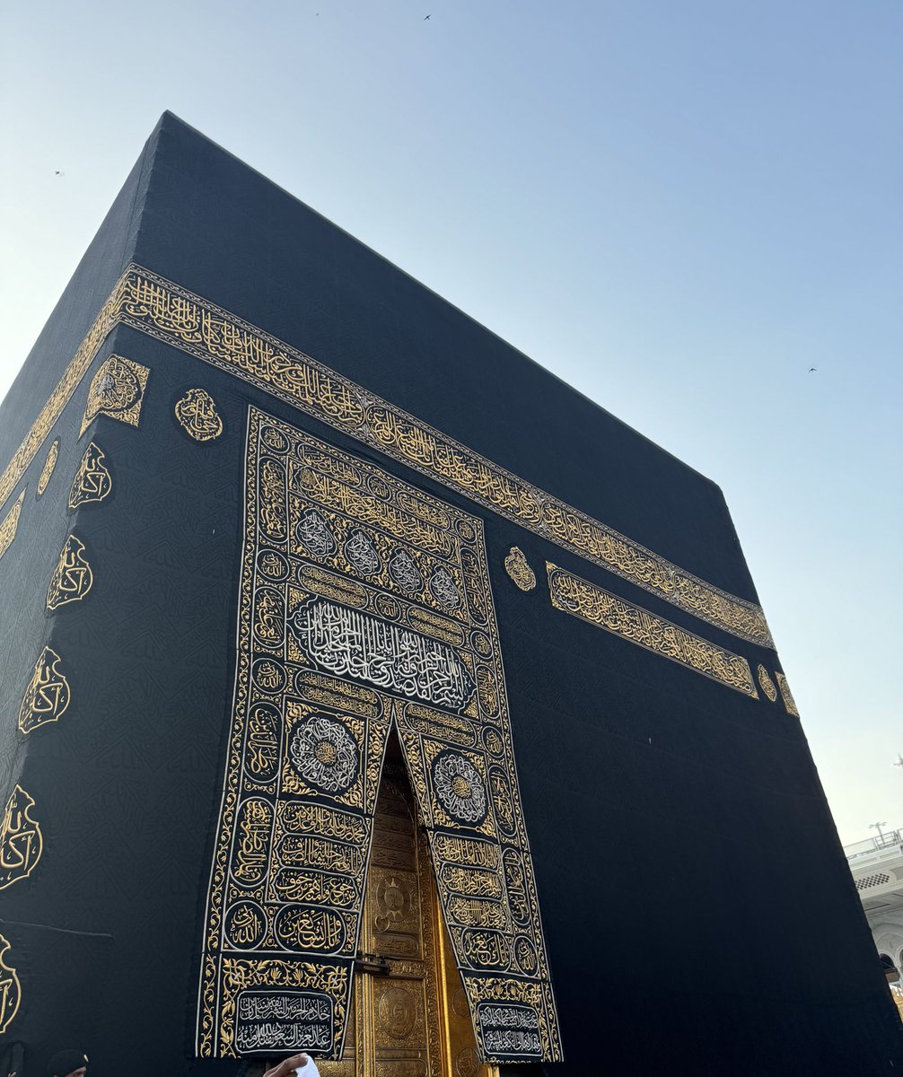 fatemaahfd's tweet photo. وتظن إنك ذاهب إليه بإرادتك 
لكنه هو الذي إصطفاك للقائِه🕋🖤

الحمدلله الذي بلغني هواء مكه وسكينتها ورزقتني عمره تريح قلبي ونفسي ،الحمدلله الذي اعاننا ووفقنا فشهدنا الطواف و السعي و الصلاة في الحرم 
اللهم تقبل مني عمرتي واغفرلي وتجاوز عني 🤲🏽 https://t.co/skQPIGdR3K