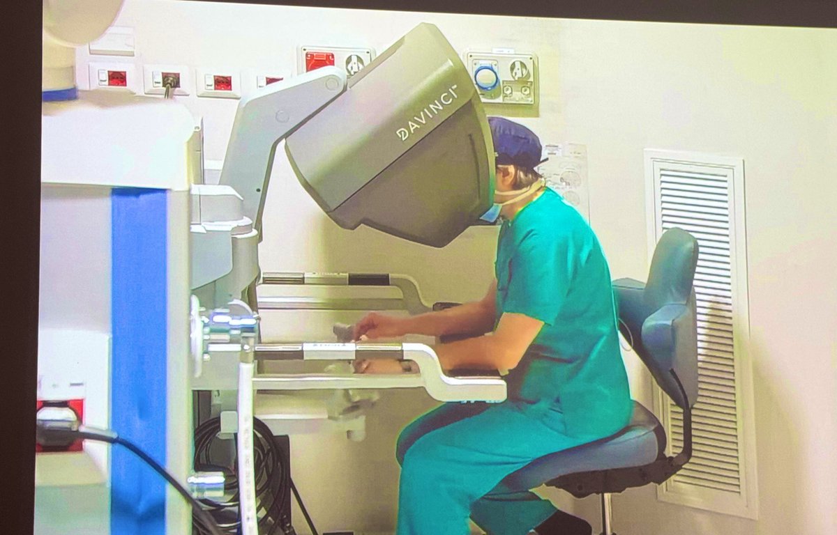 peppinoiorio's tweet photo. Professor @paolo_gontero rocking the #TOPMasterclass surgical cap while performing live radical prostatectomy ๐ช๐ช๐ช @oderdam @FedericoLavagno @UroMolinette @GMarra_MD @a_dalpra https://t.co/eXd8MblwIg