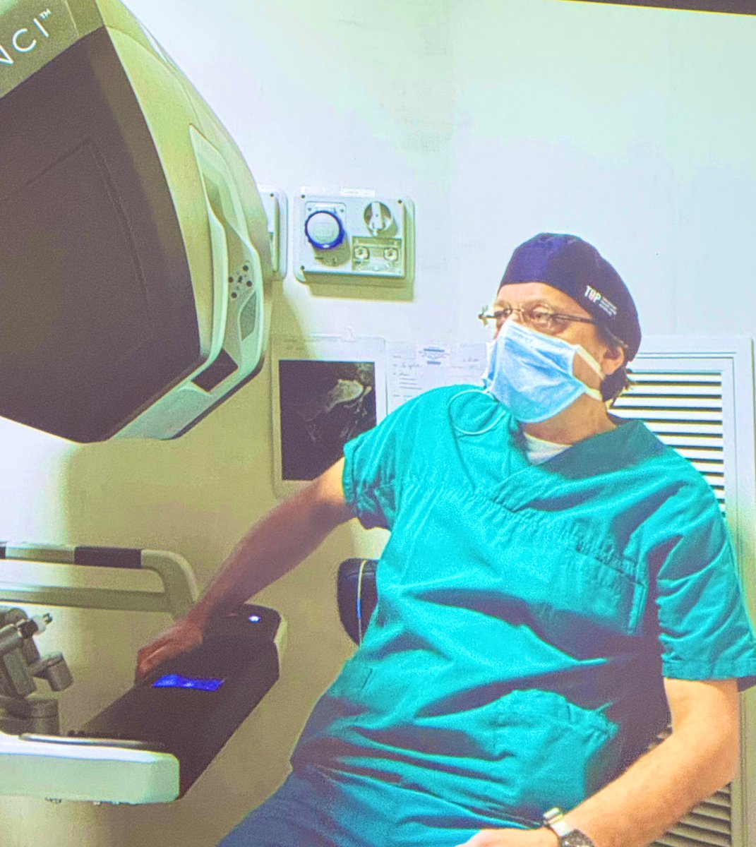 peppinoiorio's tweet photo. Professor @paolo_gontero rocking the #TOPMasterclass surgical cap while performing live radical prostatectomy ๐ช๐ช๐ช @oderdam @FedericoLavagno @UroMolinette @GMarra_MD @a_dalpra https://t.co/eXd8MblwIg