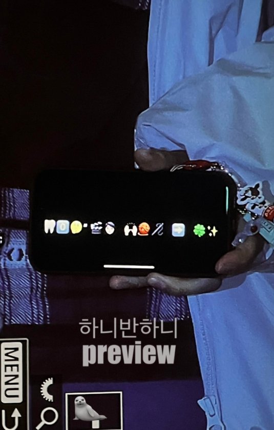 Rastriyajansamv's tweet image. Mystery Unfolds! 🕵️‍♂️✨

NewJeans’ Hanni caught attention with a cryptic message on her phone at the airport. Fans are buzzing with speculation—what’s the secret?

Could it hint at new music, a collab, or something bigger?

#Hanni #NewJeans #CrypticMessage #ViralNews