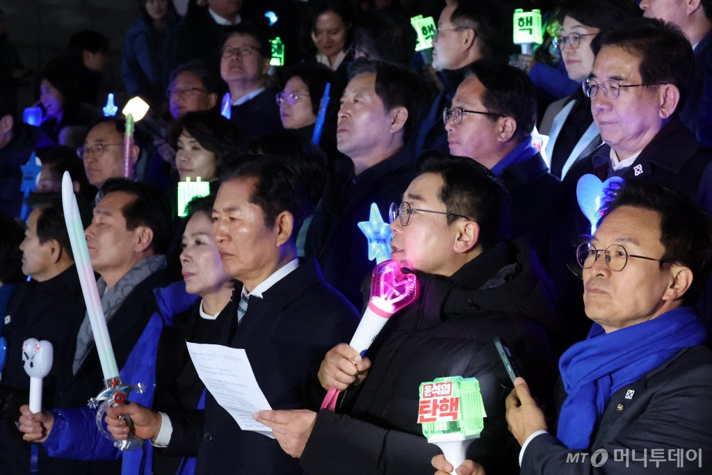soonkyupsal's tweet photo. Lawmakers gathered today in front of the National Assembly holding light sticks, including the Democratic Party floor leader, whos holding a Girls’ Generation light stick. https://t.co/uX9s3l4LTd