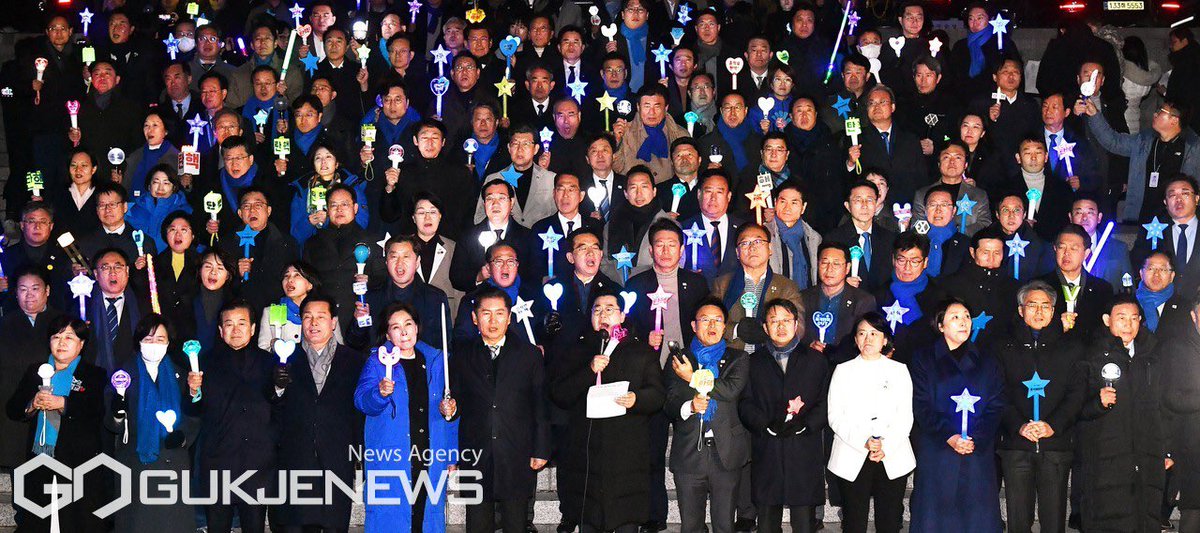 soonkyupsal's tweet photo. Lawmakers gathered today in front of the National Assembly holding light sticks, including the Democratic Party floor leader, whos holding a Girls’ Generation light stick. https://t.co/uX9s3l4LTd