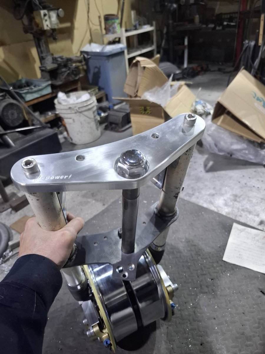 P-power さんに依頼してたフロントフロントワイド加工返ってきました！
Wディスク化

まだアウターカット、メッキ、塗装はこれから♡