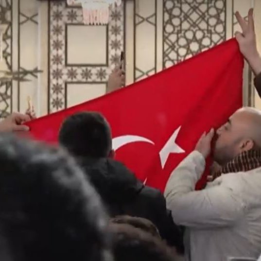 gztcom's tweet photo. 🇹🇷 Şam'daki tarihi Emevi Camii'nde Türk bayrağı açıldı https://t.co/2ChpEVKrtH