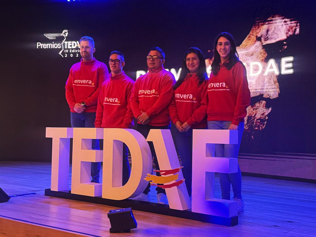 Grupo_Envera_'s tweet photo. Azafatos de Envera participaron en los #PremiosTEDAE, clausurados por la secretaria de Estado de @Defensagob, @AmparoValcarce1
Enhorabuena @TedaeEs por organizar un evento #DisFriendly, modelo de diversidad, y felicidades a todos los premiados https://t.co/q0SeRS1r5k https://t.co/tJyZDl31mB