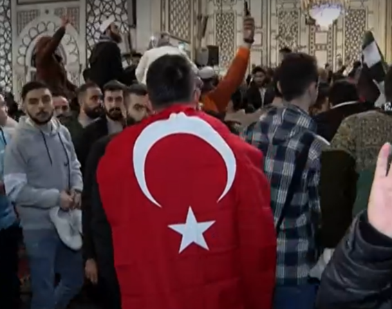 gztcom's tweet photo. 🇹🇷 Şam'daki tarihi Emevi Camii'nde Türk bayrağı açıldı https://t.co/2ChpEVKrtH