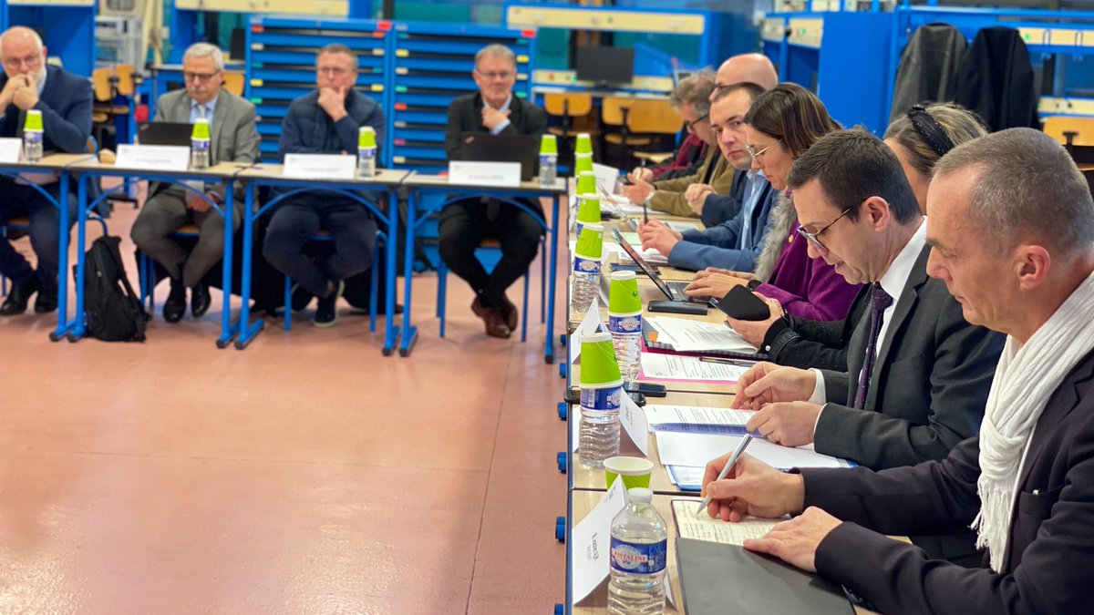 Réunion stratégique organisée par <a href="/PMoyarecteur/">Pierre Moya</a> au lycée de Friville-Escarbotin, pour aborder avec les acteurs du monde économique &amp; de la formation les enjeux de la métallurgie dans le Vimeu > débouchés professionnels, recrutement, formations et perspectives de développement.
