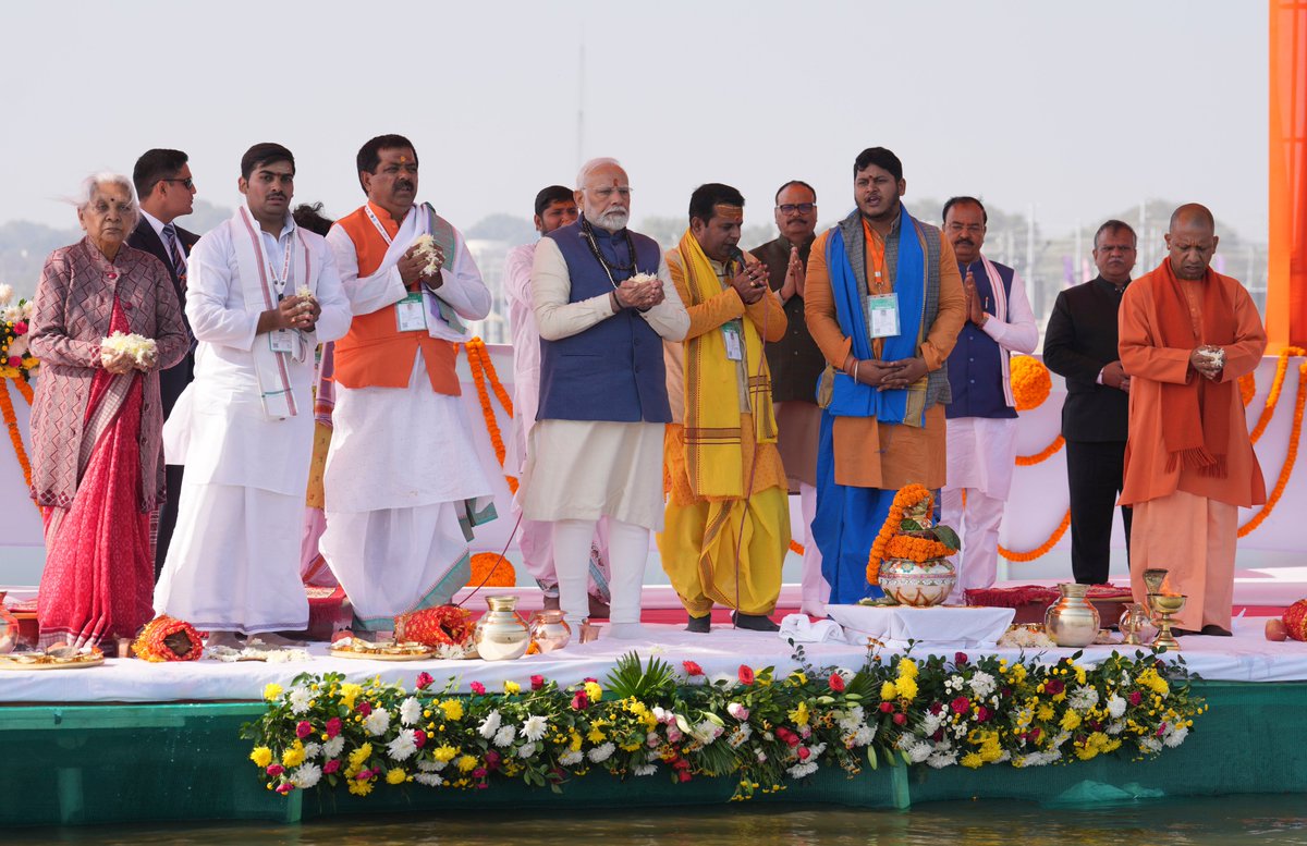 narendramodi's tweet photo. संगमु सिंहासनु सुठि सोहा। छत्रु अखयबटु मुनि मनु मोहा॥
चवँर जमुन अरु गंग तरंगा। देखि होहिं दुख दारिद भंगा॥

जिस तीर्थराज प्रयाग की महिमा स्वयं भगवान ने अपने श्रीमुख से गाई है, आज वहां आकर पवित्र संगम में पूजन एवं आराधना से हृदय प्रसन्न है। इस अवसर पर मैंने सभी देशवासियों के मनोरथों की पूर्ति के लिए माँ गंगा, यमुना, सरस्वती एवं तीर्थराज से प्रार्थना की।