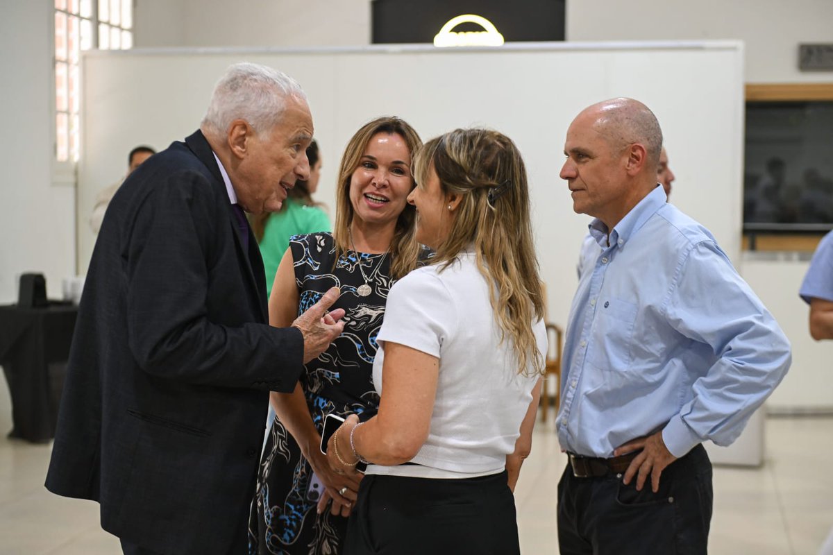 DrCormi's tweet image. #Ayer participé del #Brindis de #FinDeAño del equipo de @munimalvinas  junto a @Nardini_Leo María del Carmen Pardi y Daiana Rojas y todo el equipo de salud del municipio.