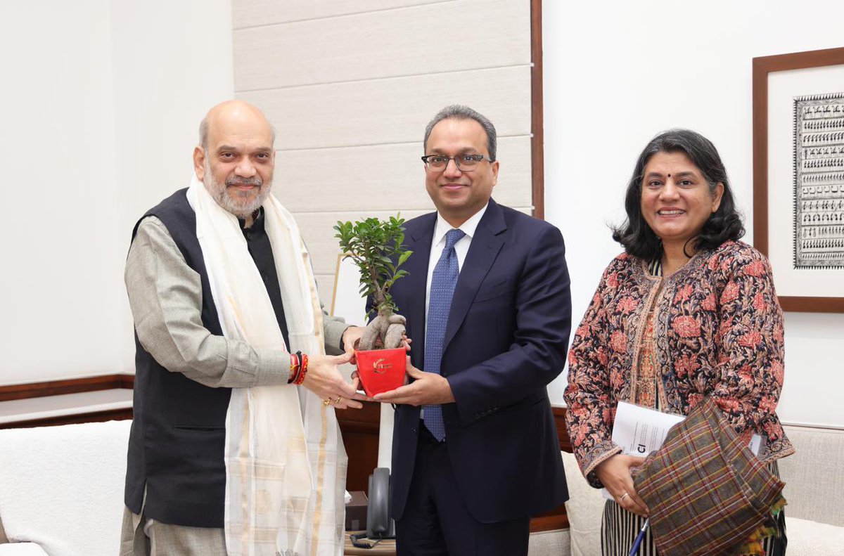 ficci_india's tweet photo. FICCI President Mr Harsha Vardhan Agarwal along with DG Ms @jvij1967 called on the Hon'ble Home Minister and Minister of Cooperation, Government of India, Mr @AmitShah in New Delhi.  

@MinOfCooperatn  @HMOIndia https://t.co/Sxn0gSfWkK