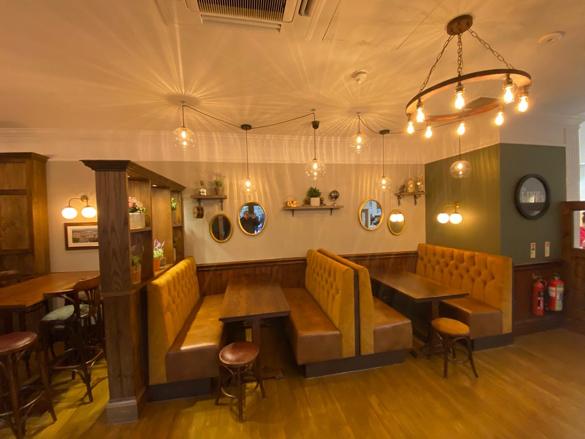 TPTRetail's tweet photo. Check out 'Line &amp; Whistle' the refurbished bar @AvantiWestCoast #Crewe Station - open just in time for the festive season https://t.co/z6h54pq7OU