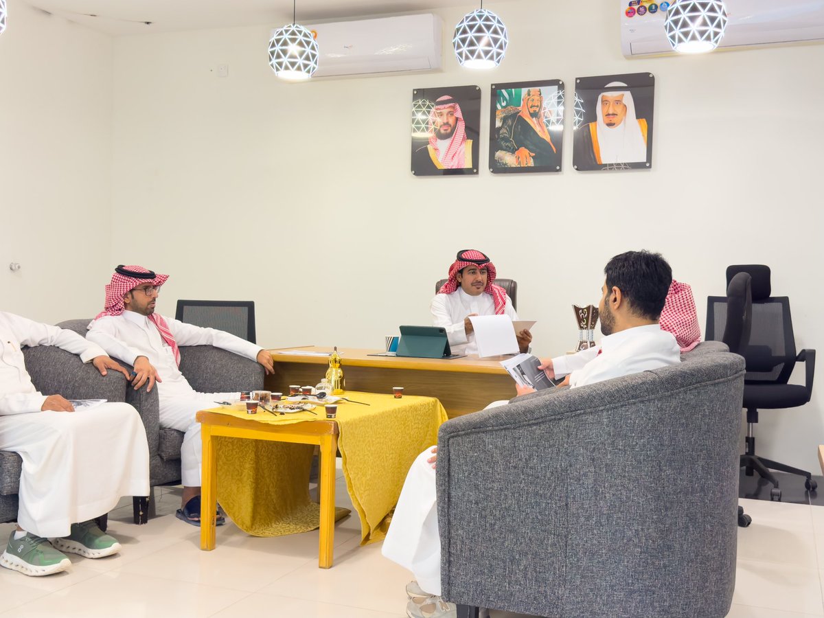 عقد مجلس إدارة جمعية النخيل الإعلامية #ببيشة اجتماعه الرابع وذلك في مقر الجمعية.
 واطلع المجلس على سير الأعمال بالجمعية ومناقشة عدد من المحاور المدرجة في جدول أعمال الاجتماع،في سبيل تطوير الجمعية.