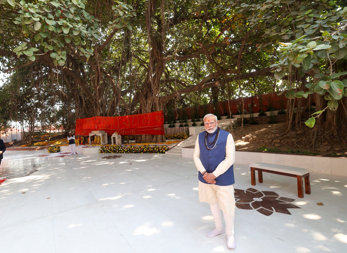 Narendra Modi (@narendramodi) on Twitter photo рдЖрдЬ рдкреНрд░рдпрд╛рдЧ рдХреЗ рдкреБрдгреНрдпрдХреНрд╖реЗрддреНрд░ рдореЗрдВ рдЕрдХреНрд╖рдп рд╡рдЯ рдХреЗ рджрд░реНрд╢рди рдХрд╛ рд╕реМрднрд╛рдЧреНрдп рднреА рдорд┐рд▓рд╛ред рдЕрдХреНрд╖рдп рд╡рдЯ рдЙрд╕ рдЕрдорд░ рдЪреЗрддрдирд╛ рдХрд╛ рдкреНрд░рддреАрдХ рд╣реИ, рдЬреЛ рд╣рдЬрд╛рд░реЛрдВ рд╡рд░реНрд╖реЛрдВ рд╕реЗ рдЬреНрдЮрд╛рди, рд╡рд┐рдЬреНрдЮрд╛рди рдПрд╡рдВ рдЕрдзреНрдпрд╛рддреНрдо рдХреЗ рд░реВрдк рдореЗрдВ рднрд╛рд░рдд рдореЗрдВ рдкреНрд░рд╡рд╛рд╣рд┐рдд рд╣реЛ рд░рд╣реА рд╣реИред рднрдЧрд╡рд╛рди рд╡реЗрдгреА рдорд╛рдзрд╡ рд╕реЗ рдкреНрд░рд╛рд░реНрдердирд╛ рд╣реИ рдХрд┐ рдЕрдореГрддрдХрд╛рд▓ рдореЗрдВ рдЕрдХреНрд╖рдпрд╡рдЯ рдХреА рдЕрдорд░ рдЪреЗрддрдирд╛ рдЕрдореГрдд рднрд╛рд░рдд рдХреЗ рдирд┐рд░реНрдорд╛рдг рдЖрдЬ рдкреНрд░рдпрд╛рдЧ рдХреЗ рдкреБрдгреНрдпрдХреНрд╖реЗрддреНрд░ рдореЗрдВ рдЕрдХреНрд╖рдп рд╡рдЯ рдХреЗ рджрд░реНрд╢рди рдХрд╛ рд╕реМрднрд╛рдЧреНрдп рднреА рдорд┐рд▓рд╛ред рдЕрдХреНрд╖рдп рд╡рдЯ рдЙрд╕ рдЕрдорд░ рдЪреЗрддрдирд╛ рдХрд╛ рдкреНрд░рддреАрдХ рд╣реИ, рдЬреЛ рд╣рдЬрд╛рд░реЛрдВ рд╡рд░реНрд╖реЛрдВ рд╕реЗ рдЬреНрдЮрд╛рди, рд╡рд┐рдЬреНрдЮрд╛рди рдПрд╡рдВ рдЕрдзреНрдпрд╛рддреНрдо рдХреЗ рд░реВрдк рдореЗрдВ рднрд╛рд░рдд рдореЗрдВ рдкреНрд░рд╡рд╛рд╣рд┐рдд рд╣реЛ рд░рд╣реА рд╣реИред рднрдЧрд╡рд╛рди рд╡реЗрдгреА рдорд╛рдзрд╡ рд╕реЗ рдкреНрд░рд╛рд░реНрдердирд╛ рд╣реИ рдХрд┐ рдЕрдореГрддрдХрд╛рд▓ рдореЗрдВ рдЕрдХреНрд╖рдпрд╡рдЯ рдХреА рдЕрдорд░ рдЪреЗрддрдирд╛ рдЕрдореГрдд рднрд╛рд░рдд рдХреЗ рдирд┐рд░реНрдорд╛рдг
