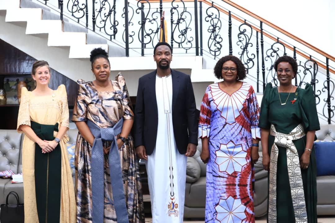 UNAIDS_UG's tweet photo. A delegation of the @UNinUganda and @USAID 🇺🇬 led by the @UNAIDS CD @jtmakokha just paid a courtesy to @KingNadiopeIV of Busoga Kingdom. Appreciated his commitment to improve the health of his subjects, through mobilizing them to address #HIV &amp; teenage pregnancies in the region. https://t.co/STmPimWI3U