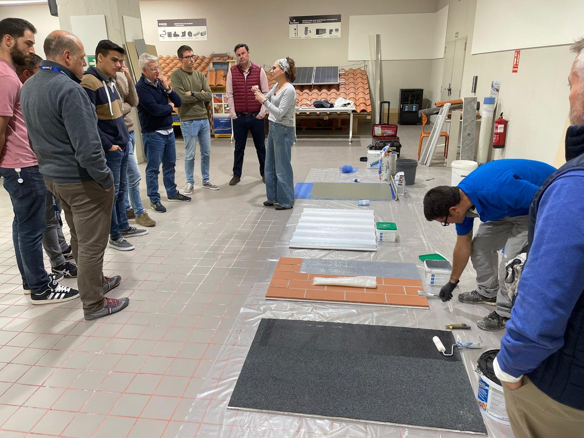 MapeiSpain's tweet photo. 🔵 #MapeiAcademy no para de organizar jornadas y formaciones” 👉https://t.co/q9GknFDVal. 🚀 ¡Seguimos formándonos para ofrecer lo mejor en cada proyecto! 🚀 ¿Necesitas formación sobre #solucionesConstructivas #SATE u otros temas?.
Recientemente, hemos participado en diversas jornadas y formaciones para seguir ampliando nuestros conocimientos:
✅ Jornada en el Colegio Oficial de Arquitectos de Córdoba sobre #SATE
✅ Formación sobre construcción y reparación para los técnicos de Cemosa en Córdoba.
✅ Jornada Técnica en Dicon sobre innovación en el sector.
✅ Curso en Saltoki Zaragoza sobre nuevas soluciones y materiales.
✅ Taller de Loiumat sobre SATE con acabado cerámico y lana mineral.
✅ Formación Mapetherm Tile System online y presencial en el Colegio de Aparejadores e Ingenieros de La Rioja.
✅ Visita al laboratorio de aditivos con alumnos de Ingeniería de Edificación de la UPM.
¡Un compromiso continuo con la formación y la innovación! 💡👷♂️ #FormaciónContinua #Innovación #Sostenibilidad
El departamento de servicio técnico de Mapei imparte cursos mediante demostraciones prácticas, formación audiovisual y distribución de paquetes técnicos y de información. Para ir directamente a las #obras, Mapei organiza jornadas y seminarios de actualización técnica en colaboración con diferentes organismos colegiados dirigidos a diseñadores, #jefesdeobra y especialistas del sector de la construcción.
Los colegios profesionales también organizan eventos de Mapei, muchos de los cuales cuentan con la participación de ponentes expertos sobre temas técnicos y de actualidad para los sectores de la construcción y el diseño.
#Mapei 360º Proveedor integral para la construcción. Líder mundial en producción de #Adhesivos y #Productosquímicos para la #Construcción #Arquitectura #Ingeniería y #Rehabilitación. #ingenieríacivil #arquitectos #ingenieros #PremioMapei #Sostenibilidad #MaterialesConstrucción #MapeiAcademy #CertezasMapei. https://t.co/ZQ0Yb6qimY