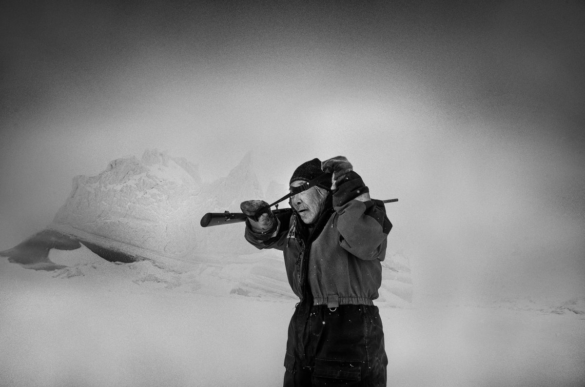 ragnaraxelsson1's tweet photo. Darkness covers the northernmost settlements as Christmas approaches. Arctic hunters move across the sea ice, seeking their livelihood. The cold cuts deep, sinking to 20 or 30 below zero. https://t.co/zEsbBiluXL