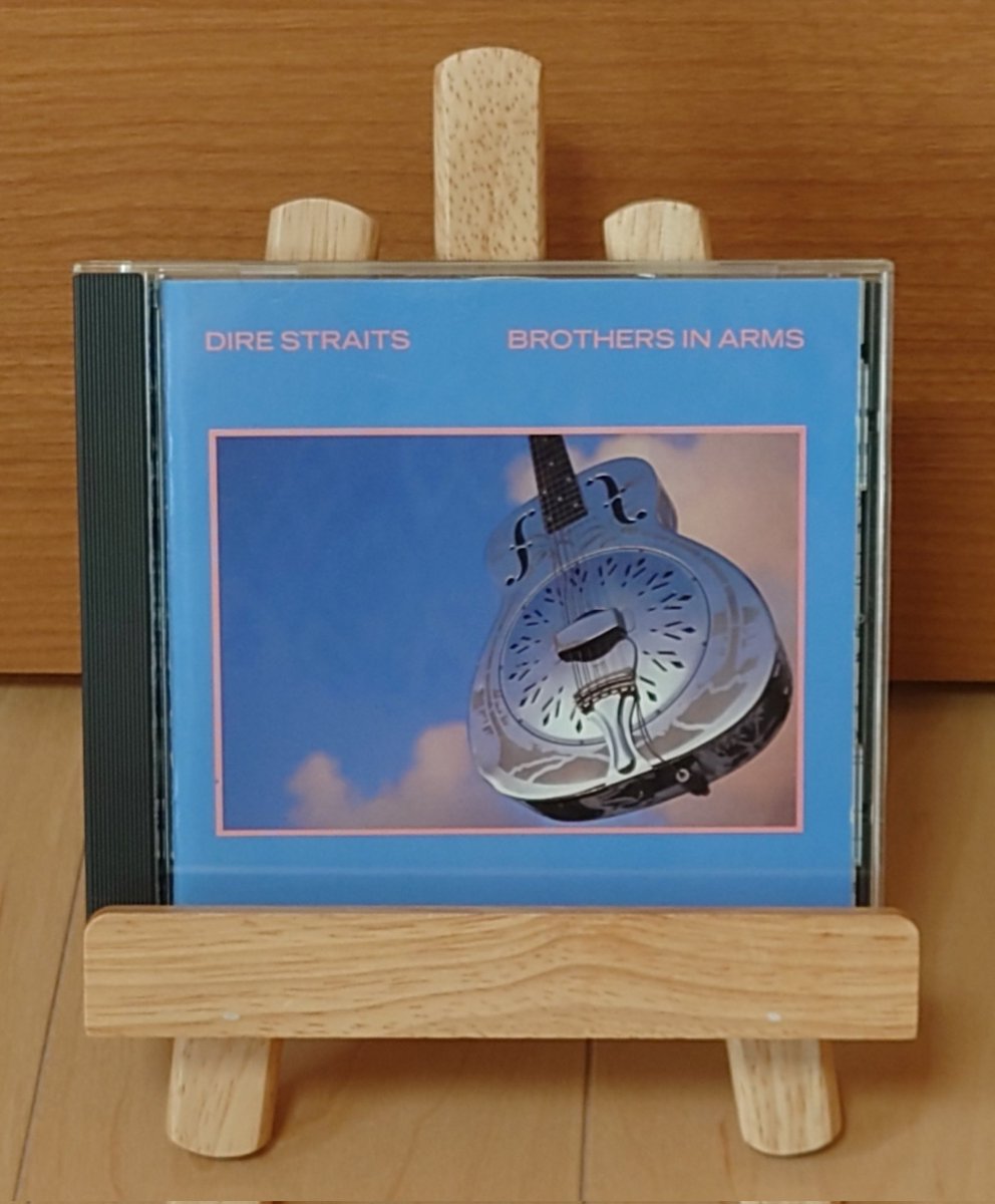 69_n_Rollman's tweet image. 【#きょうの１枚 】
DIRE STRAITS「BROTHERS IN ARMS」
MVがMTVで流れ大ヒットとなった「MONEY FOR NOTHING」収録の6thアルバム
一聴しただけでは英国のバンドとは思えないほど米国的なサウンドが全編にわたって展開される
随所に現れるマーク・ノップラーのギターが印象的
#DIRESTRAITS #ロック #名盤