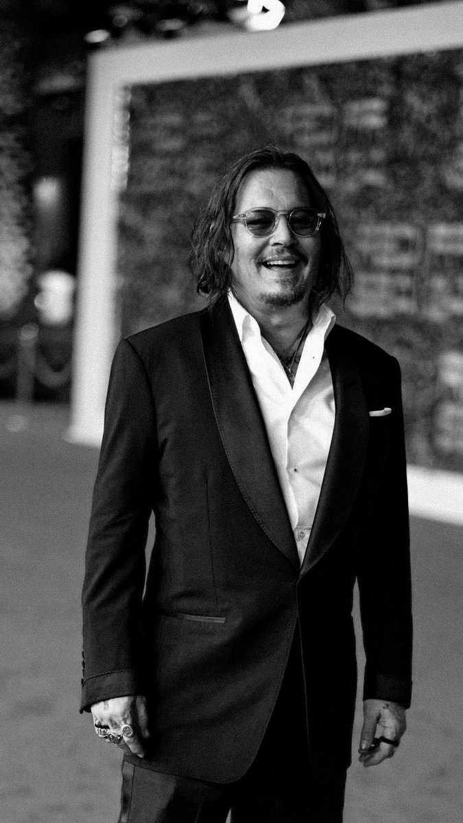 vampiredxpp's tweet photo. Johnny Depp yesterday on the red carpet for "Modi: three days on the wing of madness" at @redseafilm https://t.co/FA3eN656fx