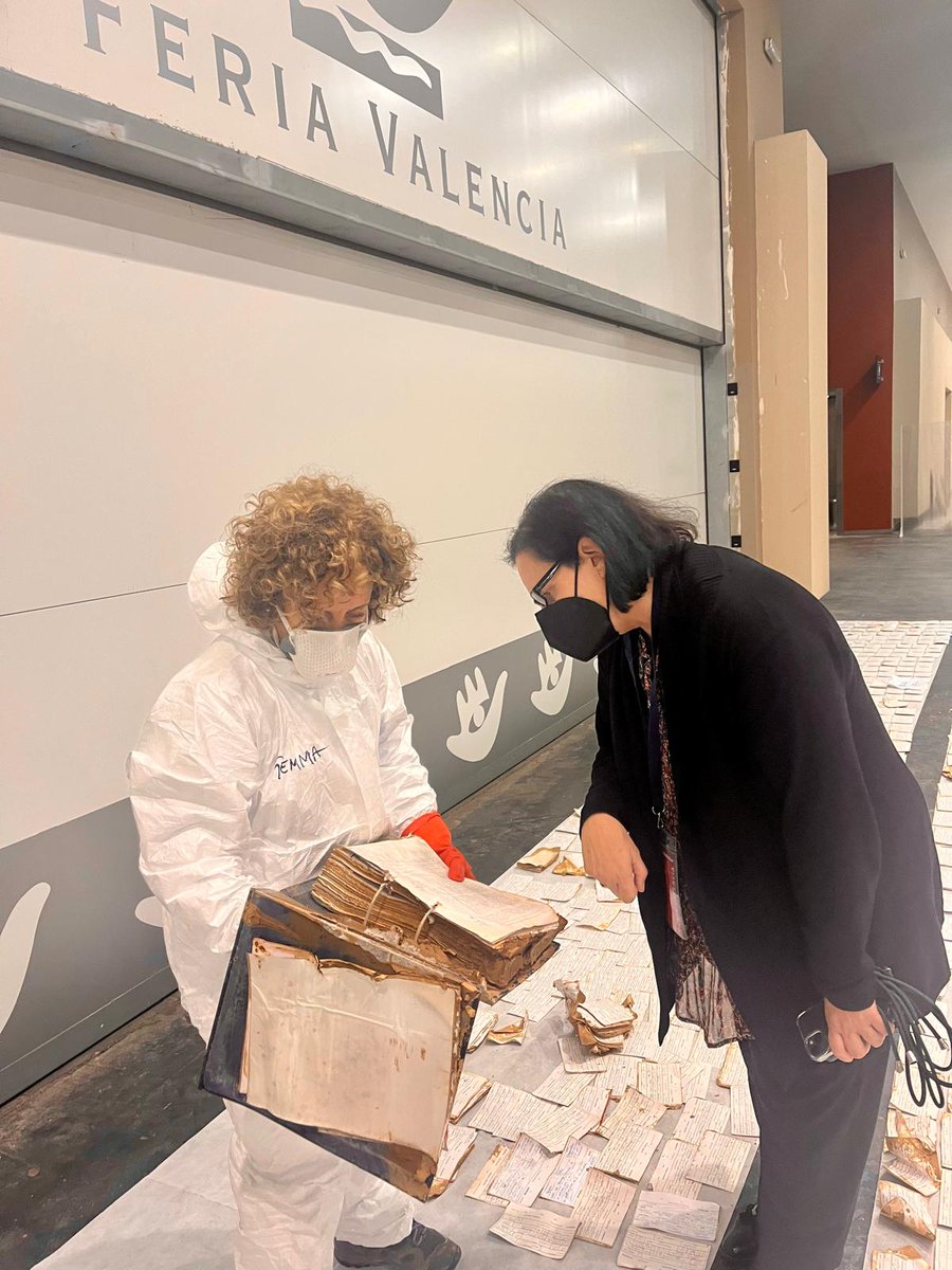 GVAcultura's tweet photo. 📖La SA de Cultura, Pilar Tébar, supervisa els treballs d'assecat i recuperació d'arxius i béns mobles en @feria_valencia

😷Més de 50 tècnics estan treballant, coordinats pel @gvarestaura https://t.co/3P54Pc0aEf