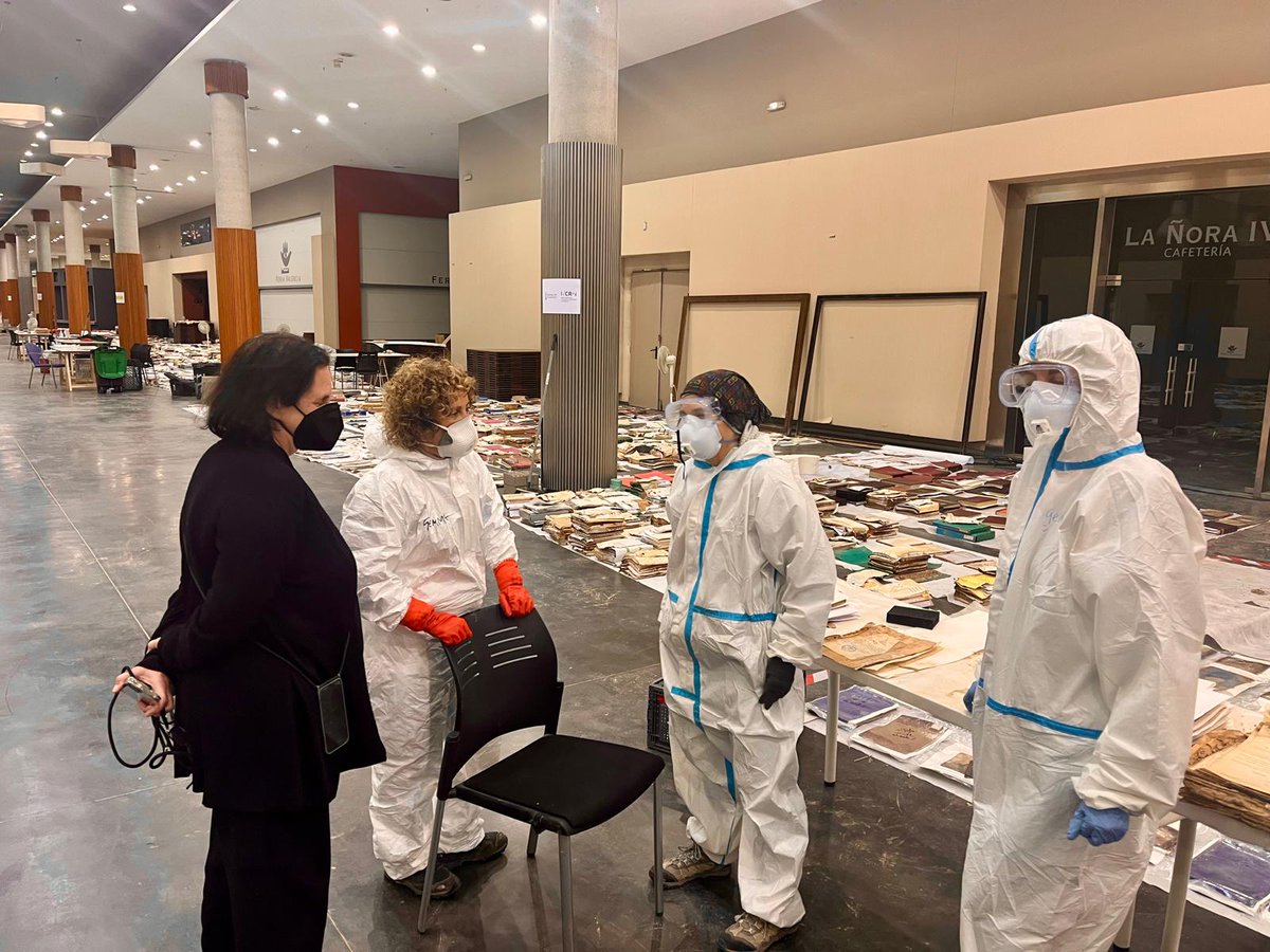 GVAcultura's tweet photo. 📖La SA de Cultura, Pilar Tébar, supervisa els treballs d'assecat i recuperació d'arxius i béns mobles en @feria_valencia

😷Més de 50 tècnics estan treballant, coordinats pel @gvarestaura https://t.co/3P54Pc0aEf
