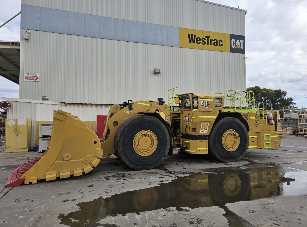 im_mining's tweet photo. Byrnecut has become the latest miner to add a Cat R2900 XE to its loading arsenal, deploying the diesel-electric loader at Ora Banda Mining’s Sand King operations, in Western Australia | https://t.co/JyBFbiDDfB #Byrnecut @CatMining #R2900XE @OraBanda_Mining #SandKing https://t.co/snj83848Qq