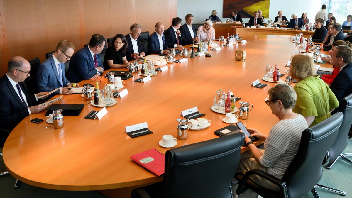 welt's tweet photo. „Operation Abendsonne“ – Kurz vor der Neuwahl kommt es in Ministerien zu Beförderungswellen https://t.co/lp0n9JV4rF https://t.co/HmZE0Tc88d