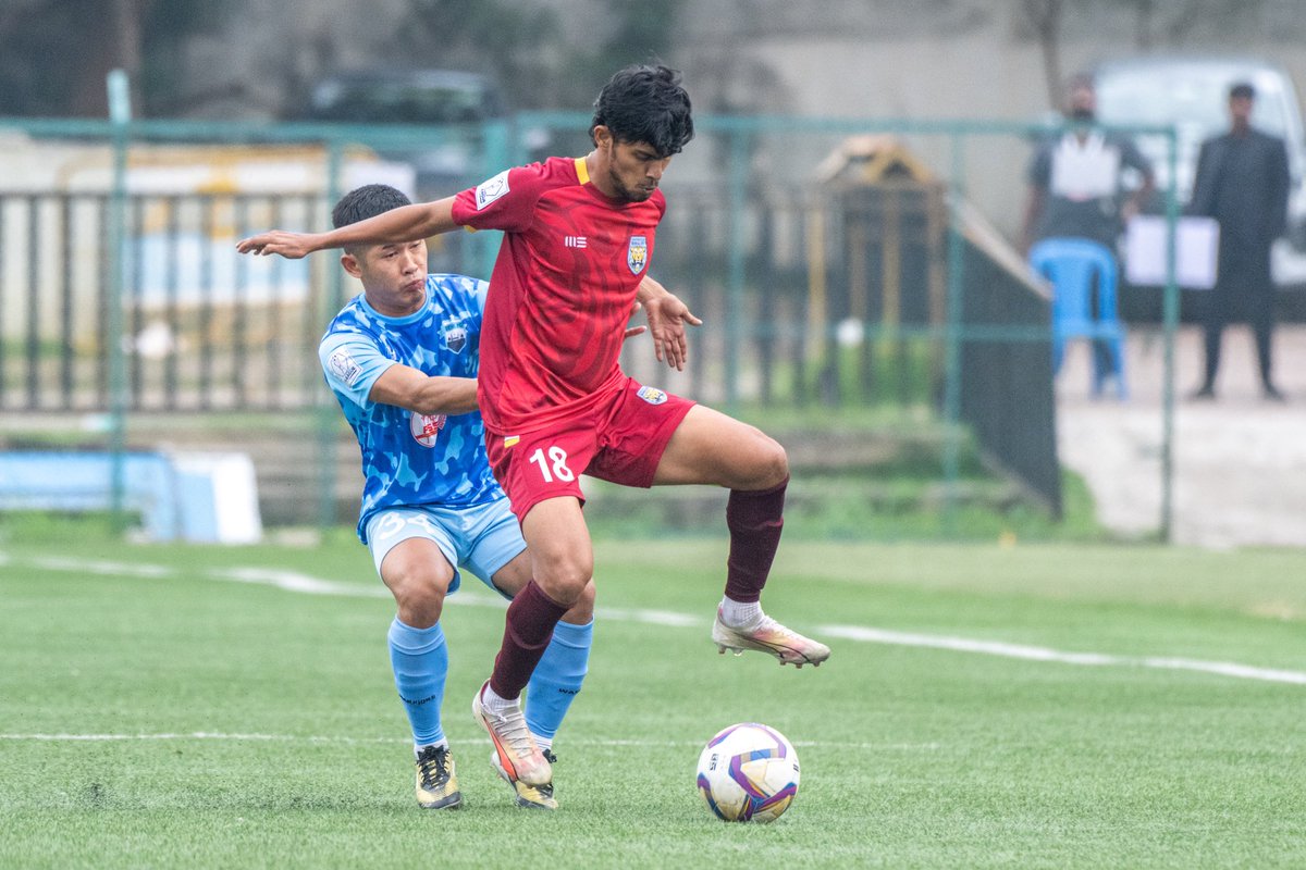 INDWomensLeague's tweet photo. Half-time! ⏳
SCB 0️⃣-1️⃣ DFC

BINONG STRIKES AGAIN! 🔥
The Cameroonian headed in from point-blank range to fire @Delhi_FC ahead in Bengaluru 🔵

#SCBDFC #ILeague #IndianFootball ⚽️ https://t.co/Wc1EBZNrHb