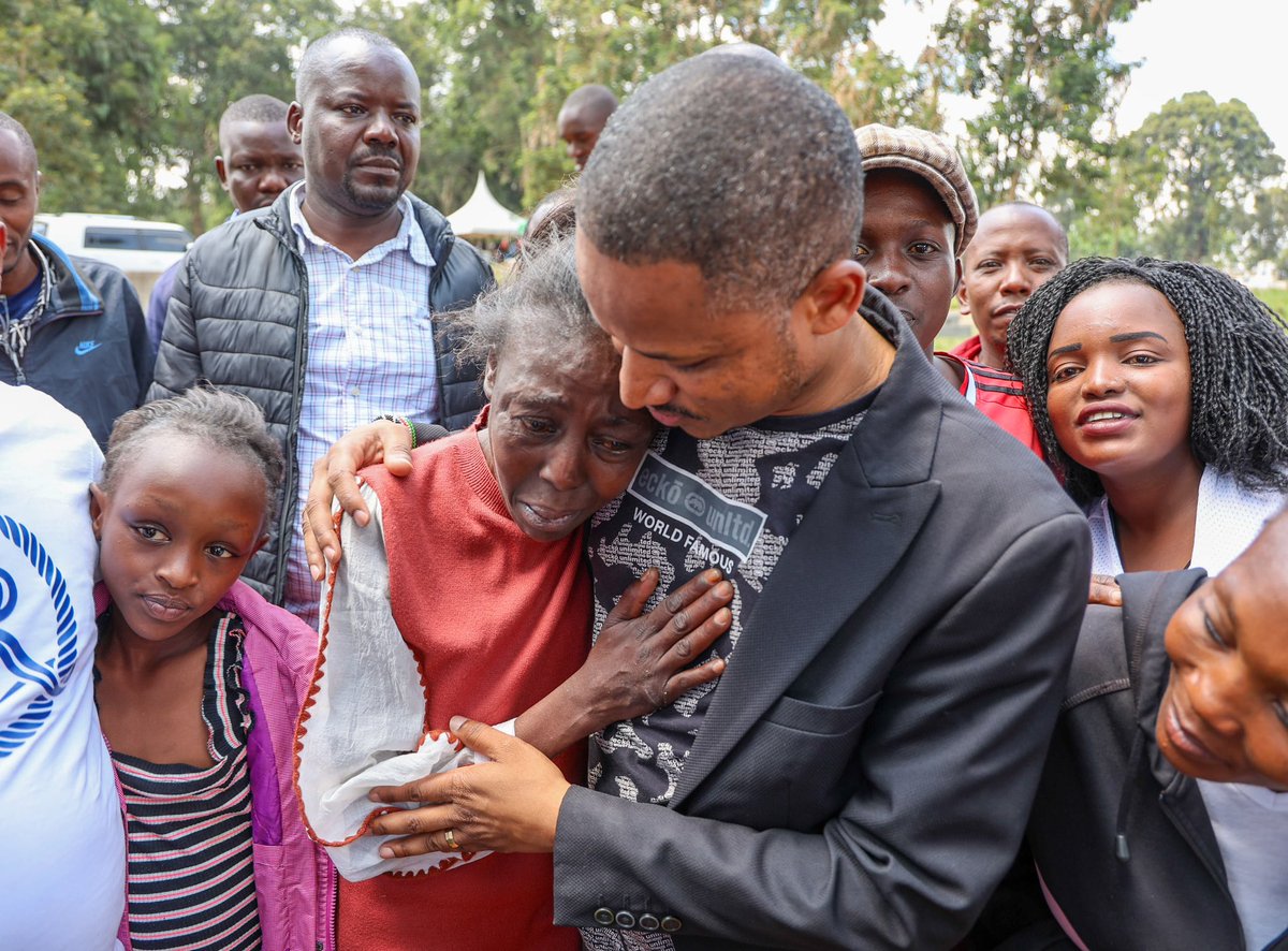 HEBabuOwino's tweet photo. At the burial of my constituent and friend from Lower Savannah Soweto,Dorcas Nyokabi.May her soul rest in peace.May God grant her family strength and courage to overcome for it’s very painful to lose a loved one. https://t.co/cjgO8PtAVU