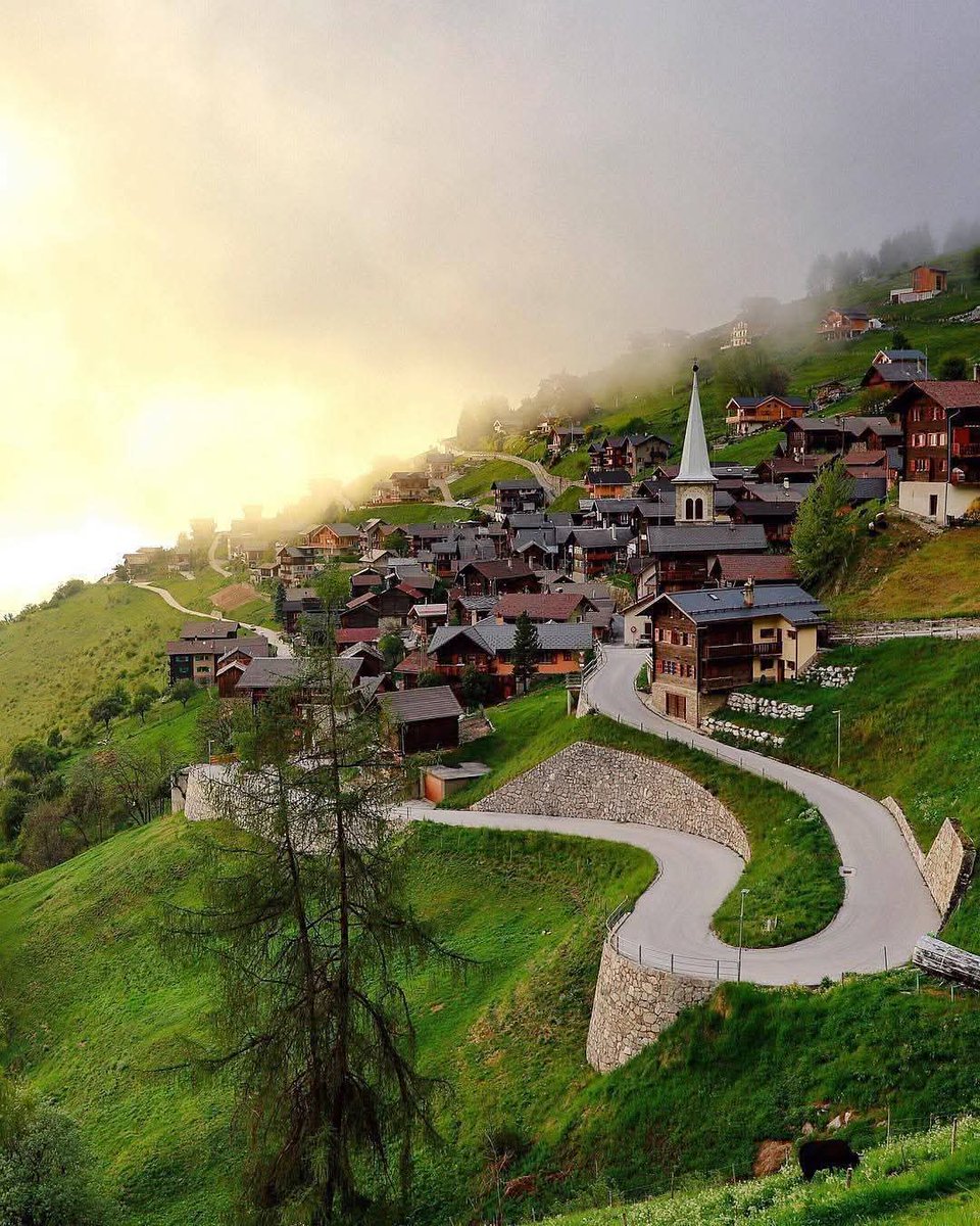 LXCarsPlaces's tweet photo. A Small Village With Less Than 200 People, This Is What Swiss Photography Is All About! 
Photo by: Senna Relax https://t.co/OxdxhgvJ3o